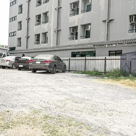 Roomquest Bangkok Don Mueang Airport